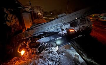 FOTO: Auto v Kočovciach rozbilo stĺp elektrického vedenia, hasiči museli zasiahnuť špeciálnou technikou