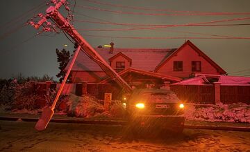 FOTO: Auto v Kočovciach rozbilo stĺp elektrického vedenia, hasiči museli zasiahnuť špeciálnou technikou