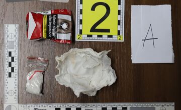 FOTO: Kriminálka z Prievidze zadržala dílera a kupujúceho pervitínu v Handlovej, hrozí im väzenie