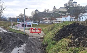 FOTO: Dočasná uzávierka chodníka pri železničnom moste v Trenčíne