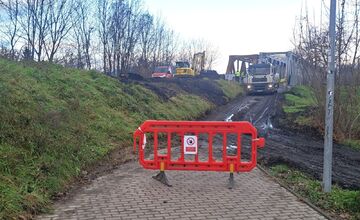 FOTO: Dočasná uzávierka chodníka pri železničnom moste v Trenčíne