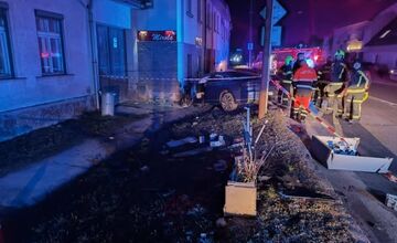 FOTO: V Nitrianskom Pravne auto narazilo do múru rodinného domu, na mieste zasahovali hasiči
