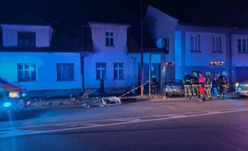 FOTO: V Nitrianskom Pravne auto narazilo do múru rodinného domu, na mieste zasahovali hasiči