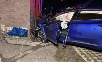 FOTO: V Nitrianskom Pravne auto narazilo do múru rodinného domu, na mieste zasahovali hasiči