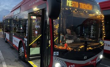 FOTO: Trenčania sa môžu tešiť na vianočný autobus 