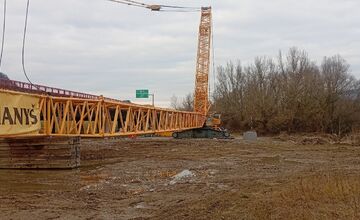 FOTO: Stavba lávky cez cyklotrasu v Považskej Bystrici sa blíži do finišu 