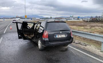 FOTO: Pri Trenčianskej Turnej horelo osobné auto, posádka vyviazla bez zranení
