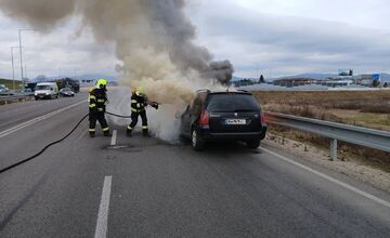 FOTO: Pri Trenčianskej Turnej horelo osobné auto, posádka vyviazla bez zranení
