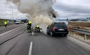 FOTO: Pri Trenčianskej Turnej horelo osobné auto, posádka vyviazla bez zranení