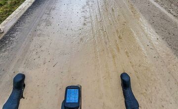 FOTO: Cyklotrasa medzi Trenčínom sa Dubnicou je plná blata