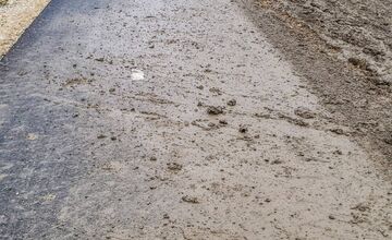 FOTO: Cyklotrasa medzi Trenčínom sa Dubnicou je plná blata