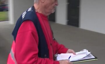 FOTO: Lekár Štefan Svitek odchádza do dôchodku, prievidzskí záchranári sa s ním lúčia 