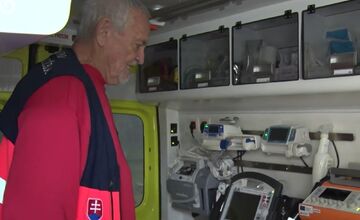 FOTO: Lekár Štefan Svitek odchádza do dôchodku, prievidzskí záchranári sa s ním lúčia 