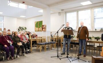 FOTO: V seniorom zariadení Dubina v Dubnici nad Váhom prišli koncertovať väzni 