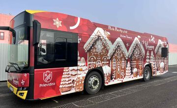 FOTO: Prievidzou premáva vianočný autobus, kedy sa ním môžu cestujúci odviezť?