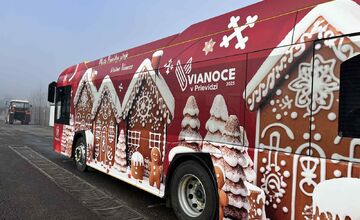 FOTO: Prievidzou premáva vianočný autobus, kedy sa ním môžu cestujúci odviezť?