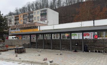 FOTO: Pešia zóna v Trenčíne sa zazelenáva