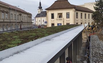 FOTO: Pešia zóna v Trenčíne sa zazelenáva