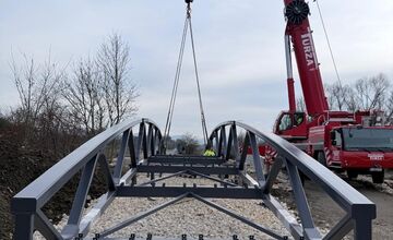 FOTO: Cyklomost BEVLAVA v Nemšovej je na mieste, práce pokračujú