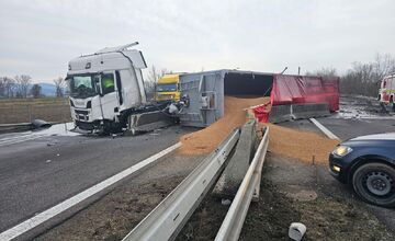 FOTO: nehoda pri Dubnici zablokovala obidva pruhy na niekoľko hodín 