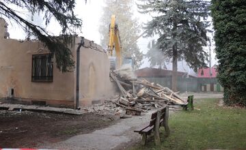 FOTO: V areáli dubnického gymnázia zrovnali nefunkčný domček so zemou