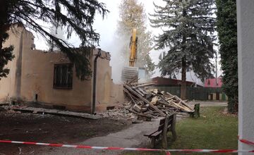 FOTO: V areáli dubnického gymnázia zrovnali nefunkčný domček so zemou