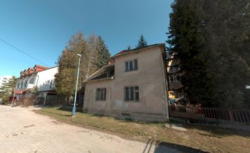 FOTO: V areáli dubnického gymnázia zrovnali nefunkčný domček so zemou