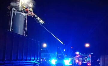 FOTO: Ráno horelo silo na piliny v Prievidzi, hasiči zasahovali z výšky a likvidovali plamene dvoma prúdmi vody