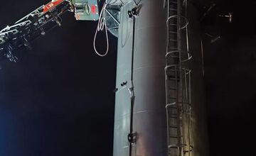 FOTO: Ráno horelo silo na piliny v Prievidzi, hasiči zasahovali z výšky a likvidovali plamene dvoma prúdmi vody