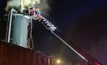 FOTO: Ráno horelo silo na piliny v Prievidzi, hasiči zasahovali z výšky a likvidovali plamene dvoma prúdmi vody