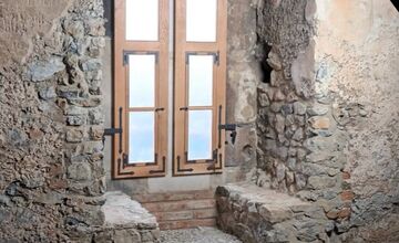 FOTO: Na hrade Beckov osadili okenné výplne