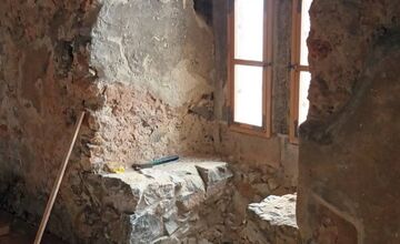 FOTO: Na hrade Beckov osadili okenné výplne