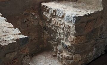 FOTO: Na hrade Beckov osadili okenné výplne