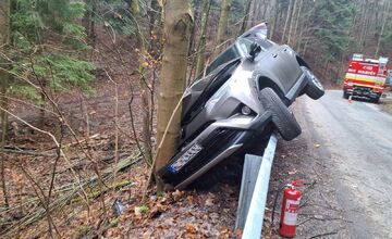 FOTO: Pri Lazoch pod Makytou skončilo auto na zvodidlách, vodiča previezli do nemocnice