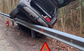 FOTO: Pri Lazoch pod Makytou skončilo auto na zvodidlách, vodiča previezli do nemocnice
