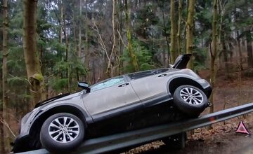 FOTO: Pri Lazoch pod Makytou skončilo auto na zvodidlách, vodiča previezli do nemocnice