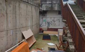 FOTO: Kontajnery v Považskej Bystrici sa zmenili na skládku