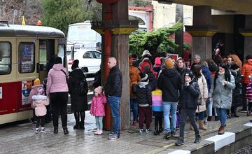FOTO: Trojkráľová električka prilákala aj v minulom roku veľa nadšencov