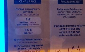 FOTO: Bojnice zaskočili návštevníkov mätúcimi cenami za parkovanie