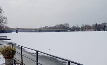 FOTO: Vzácny zimný úkaz v Trenčíne, Váh po dlhých rokoch opäť zamrzol