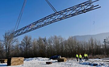 FOTO: Osadili lávku, ktorá spojí Manínsku tiesňavu s Považským hradom