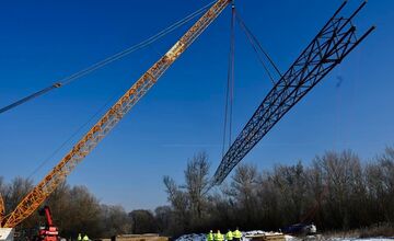 FOTO: Osadili lávku, ktorá spojí Manínsku tiesňavu s Považským hradom