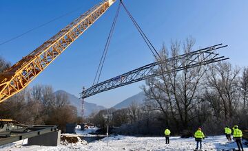 FOTO: Osadili lávku, ktorá spojí Manínsku tiesňavu s Považským hradom