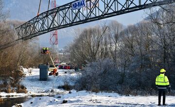 FOTO: Osadili lávku, ktorá spojí Manínsku tiesňavu s Považským hradom