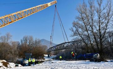 FOTO: Osadili lávku, ktorá spojí Manínsku tiesňavu s Považským hradom