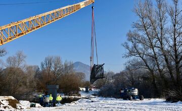 FOTO: Osadili lávku, ktorá spojí Manínsku tiesňavu s Považským hradom