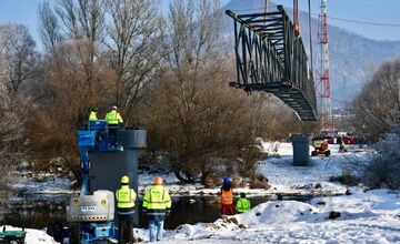 FOTO: Osadili lávku, ktorá spojí Manínsku tiesňavu s Považským hradom