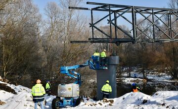 FOTO: Osadili lávku, ktorá spojí Manínsku tiesňavu s Považským hradom