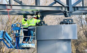 FOTO: Osadili lávku, ktorá spojí Manínsku tiesňavu s Považským hradom