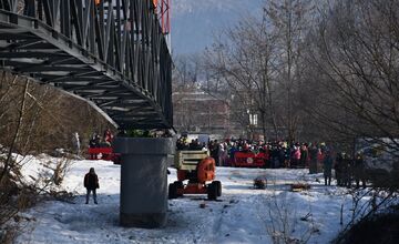 FOTO: Osadili lávku, ktorá spojí Manínsku tiesňavu s Považským hradom